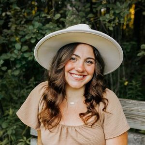 Meet your Posher, Ava